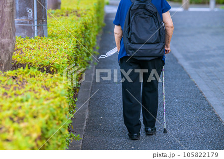 日本の横浜都市景観 手提げマスクの高齢者…マスク洗脳・妄想の呪縛からの解放まであと少し… 105822179