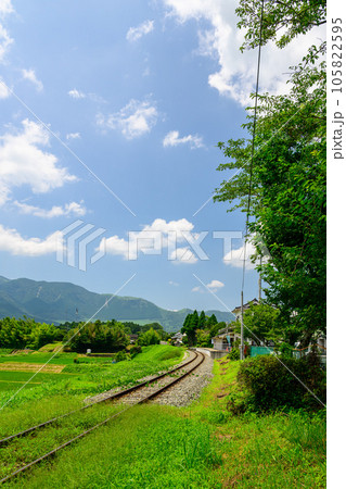 阿蘇の田園に映える阿蘇下田城駅（あそしもだじょうえき）周辺風景「南阿蘇鉄道　全線開通・運航再開」 105822595