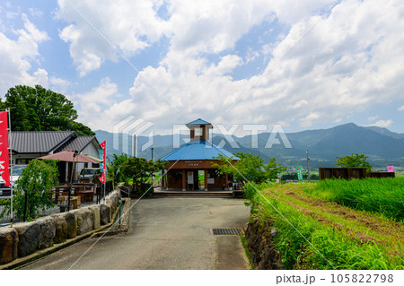 夏空と阿蘇の山並みを背景に白水高原駅風景「南阿蘇鉄道 全線開通・運航再開」 夏空と阿蘇の山並みを背景に白水高原駅風景「南阿蘇鉄道 全線開通・運航再開」 105822798