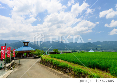 夏空と阿蘇の山並みを背景に白水高原駅風景「南阿蘇鉄道　全線開通・運航再開」 105822805