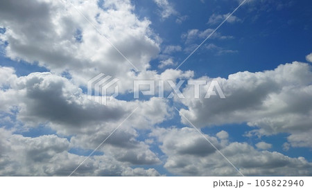 一瞬の出来事 夏の空 空模様 雲 空 105822940