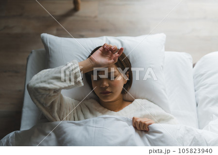 寝苦しいく感じる女性の寝顔 寝苦しいく感じる女性の寝顔 105823940