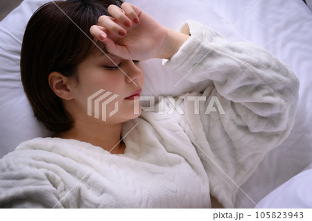 ベッドで寝ている女性 ベッドで寝ている女性 105823943
