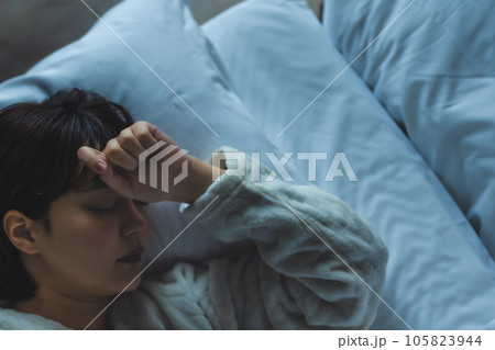 ベッドで寝ている女性 105823944