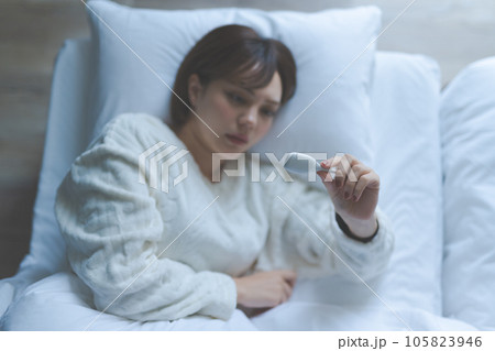 微熱が出た女性 105823946
