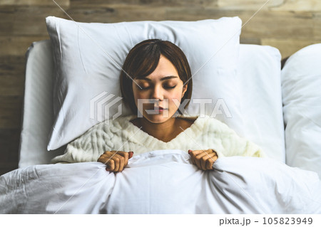 睡眠中の20代の女性 105823949