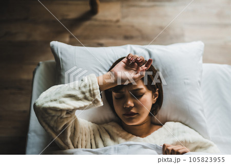 ベッドで寝ている女性 ベッドで寝ている女性 105823955