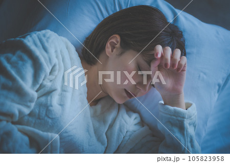 寝苦しいく感じる女性の寝顔 寝苦しいく感じる女性の寝顔 105823958