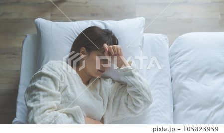 微熱が出た女性 105823959