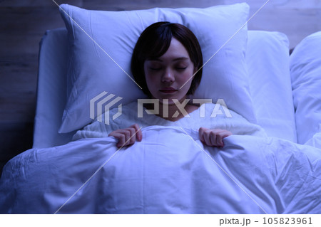 睡眠中の20代の女性 睡眠中の20代の女性 105823961