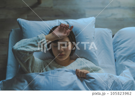 ベッドで寝ている女性 105823962