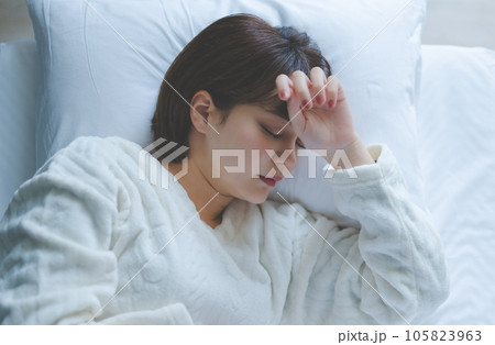 寝苦しいく感じる女性の寝顔 105823963