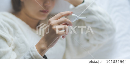 微熱が出た女性 105823964