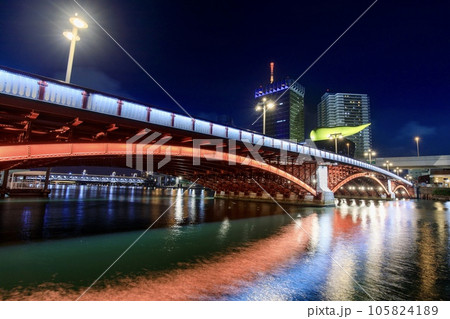 東京都、隅田川に架かる吾妻橋のライトアップ 105824189