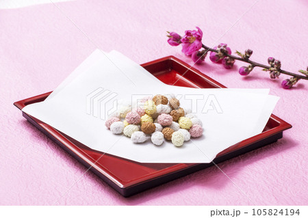 和菓子とももの花 和紙にのせた五色豆 縁起物の和菓子 イメージ素材 和菓子とももの花 和紙にのせた五色豆 縁起物の和菓子 イメージ素材 105824194