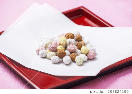 和菓子とももの花 和紙にのせた五色豆 縁起物の和菓子 イメージ素材 和菓子とももの花 和紙にのせた五色豆 縁起物の和菓子 イメージ素材 105824196