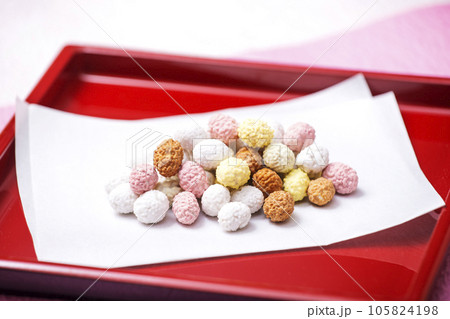 和菓子とももの花　和紙にのせた五色豆　縁起物の和菓子　イメージ素材 105824198