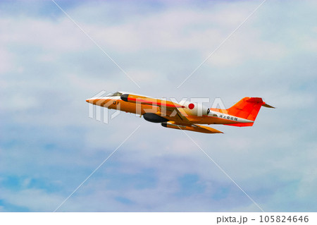 飛行する海上自衛隊航空機 U-36A 105824646