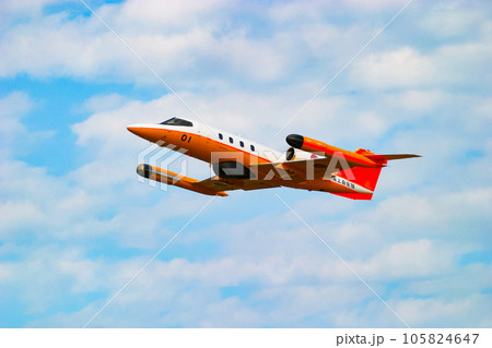 飛行する海上自衛隊航空機 U-36A 105824647