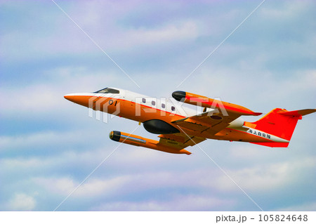 飛行する海上自衛隊航空機 U-36A 105824648