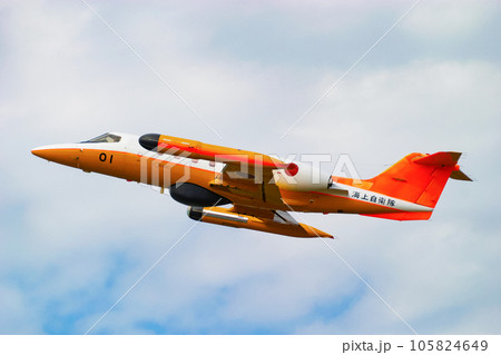 飛行する海上自衛隊航空機 U-36A 105824649