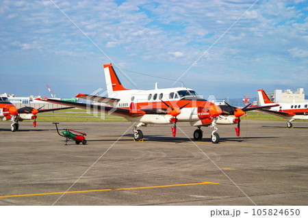 駐機中の海上自衛隊の練習機 TC-90 駐機中の海上自衛隊の練習機 TC-90 105824650