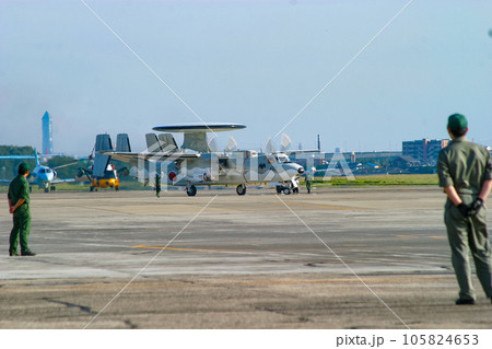 離陸準備する航空自衛隊の早期警戒機 E-2C 105824653
