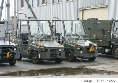 駐車中の航空自衛隊の牽引車 105824655