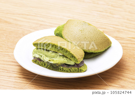 抹茶どら焼き　和菓子　焼菓子　日本のお菓子　抹茶のお菓子　イメージ素材 105824744