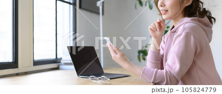 自宅で過ごす女性 105824779