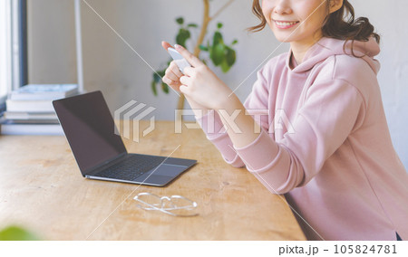 自宅で過ごす女性 105824781