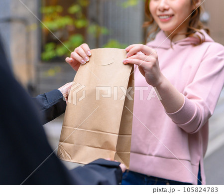 フードデリバリー 105824783