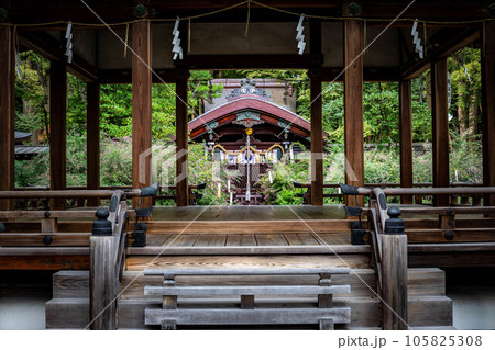 京都の秋、「萩の宮」梨木神社の拝殿から満開のハギが咲く本殿を眺める 105825308