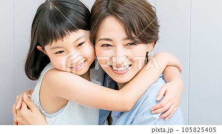 抱きつく親子のポートレート 抱きつく親子のポートレート 105825405