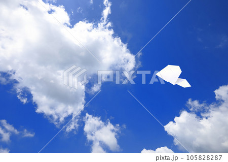 大空を飛ぶ紙飛行機 105828287
