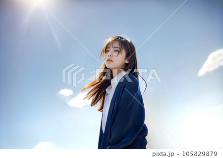青空をバックに涙を流す女子高生 AI generated 105829879