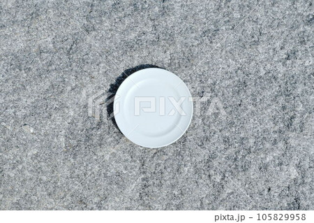 灰色の岩のテーブルに置かれた白い皿 灰色の岩のテーブルに置かれた白い皿 105829958
