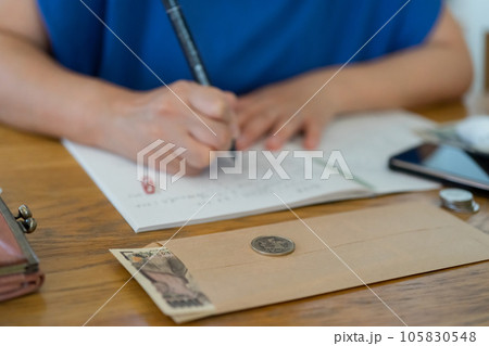家計簿を書く主婦 105830548
