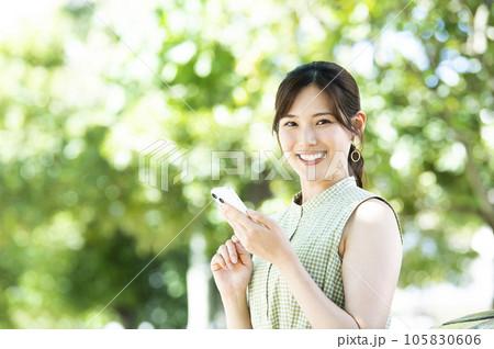 スマートフォンを持つ若い女性 カメラ目線 スマートフォンを持つ若い女性 カメラ目線 105830606