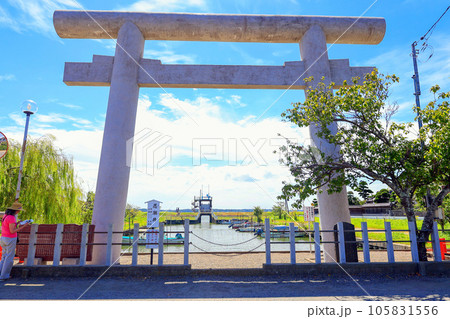 鳥居と船溜まり 105831556