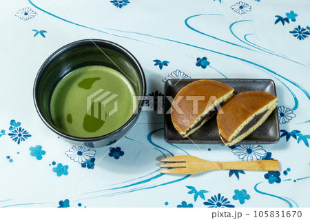 涼しそうなイメージのお抹茶とどら焼き 涼しそうなイメージのお抹茶とどら焼き 105831670