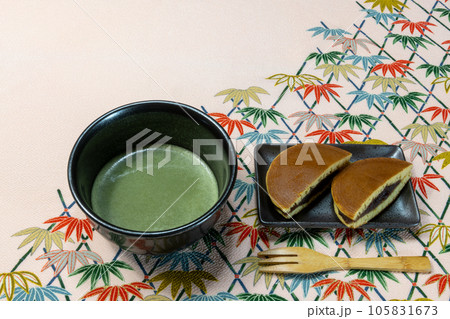 秋っぽいイメージのお抹茶とどら焼き 秋っぽいイメージのお抹茶とどら焼き 105831673