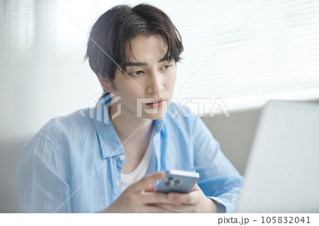 授業中の大学生 105832041