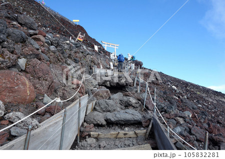 富士山頂の久須志神社の鳥居御橋（吉田ルート） 105832281