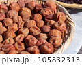 梅干しの天日干し 105832313