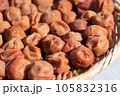 梅干しの天日干し 105832316