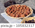 梅干しの天日干し 105832317
