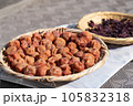 梅干しの天日干し 105832318