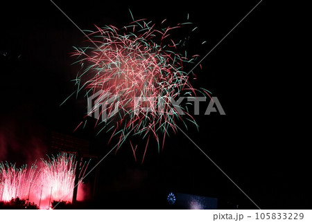 秩父宮ラグビー場から見る神宮花火大会の打ち上げ花火の写真素材 [105833229] - PIXTA