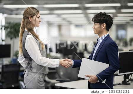 グローバルビジネス  イメージ　握手 105833231